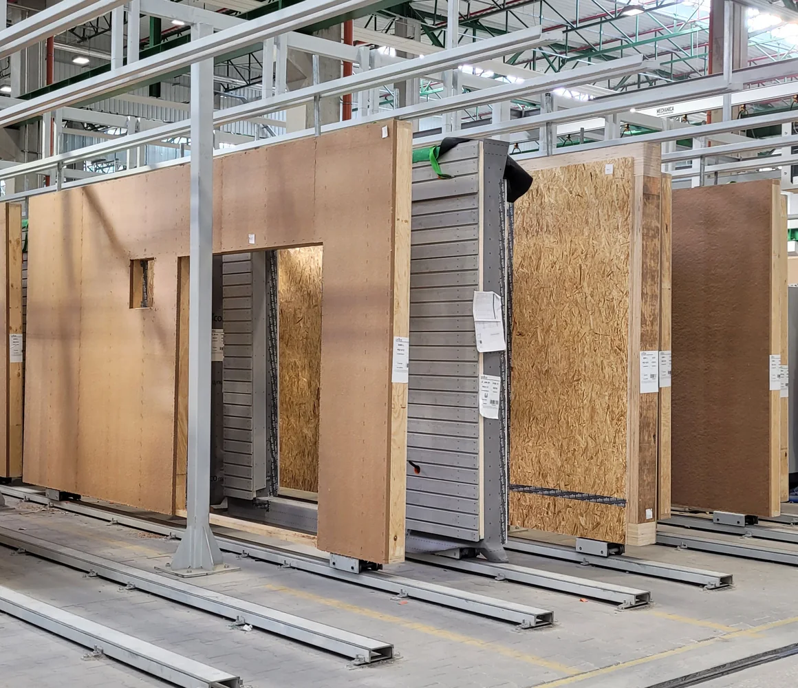 Prefabrykowane elementy ścienne w zakładzie produkcyjnym